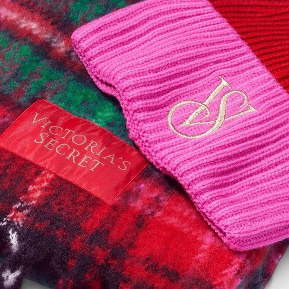 𝅺NWT-💕VICTORIA’S Secret Plaid Scarf and & Beanie Set - Picture 3 of 3